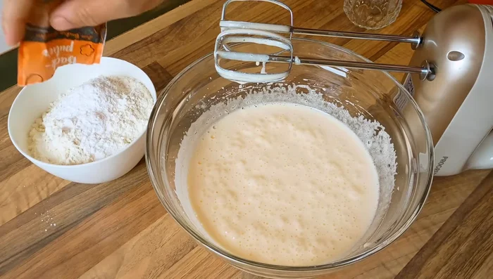 Mehl und Backpulver mischen. Die Hälfte des Mehls und der Hälfte der Milch unterrühren (nur wenige Sekunden).