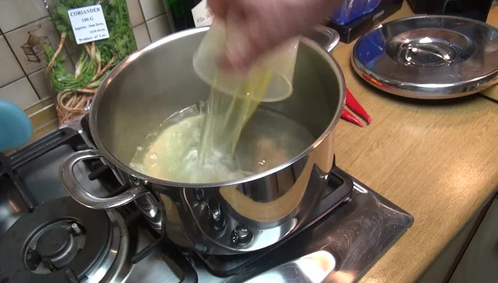 Zitronengras, Knoblauch, Schalotten, Korianderwurzeln und -stängel in den Topf geben und erhitzen (106.17)