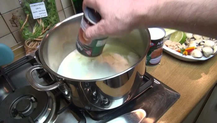 Kokosmilch hinzufügen, gut umrühren (128.42)