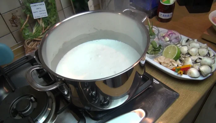 Etwas köcheln lassen und gelegentlich umrühren (175.099)