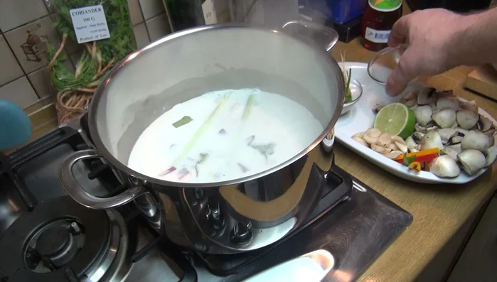 Hühnerfleisch, Kaffir-Limettenblätter und Chili hinzufügen (178.549)