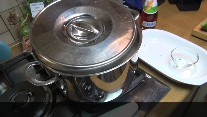 Mit Koriander und Chili garnieren (279.66)