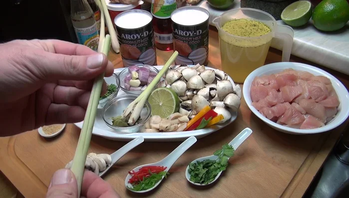 Zitronengras unten leicht aufschlagen und den oberen Teil teilen (58.299)