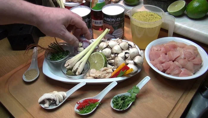 Schalotten und Knoblauch grob schneiden (63.489)