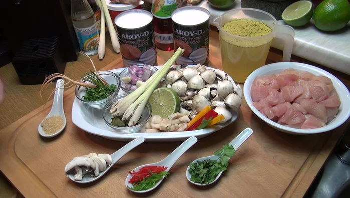 Koriander in Streifen schneiden, Wurzeln ebenfalls verwenden (68.61)