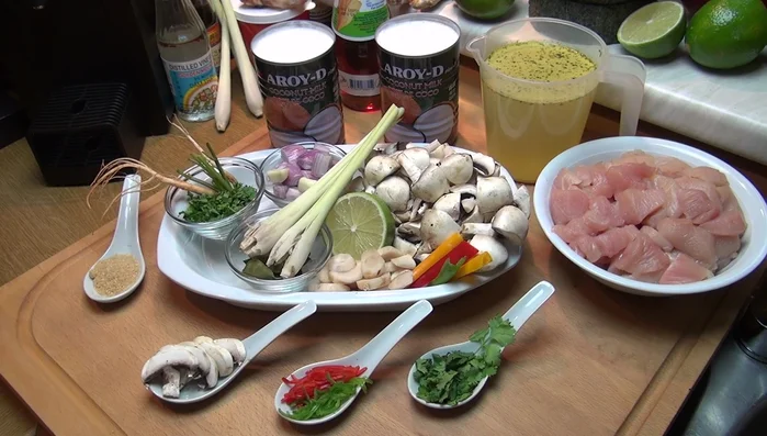 Champignons vierteln, Chilischoten entkernen und in Scheiben schneiden (77.35)