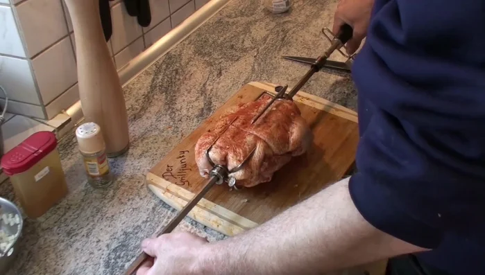 Ente auf den Spieß stecken und auf den Grill legen. Mit Bambuskohle befeuern. Tropfschale mit Wasser befüllen.