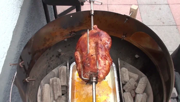 Nach 30 Minuten den Deckel vom Grill entfernen und die Ente weiter grillen, bis sie die gewünschte Farbe angenommen hat. 