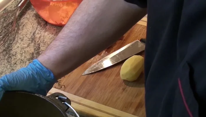 Kartoffelgratin vorbereiten: Kartoffeln schälen und in Scheiben schneiden. Mit Crème fraîche, Sahne und Speck vermengen.