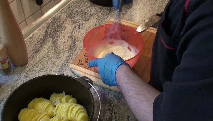 Kartoffelgratin auf den Grill (oder Backofen/Grillrost) geben, ca. 8-9 Kohlen darunter. Für 1,5 Stunden grillen.