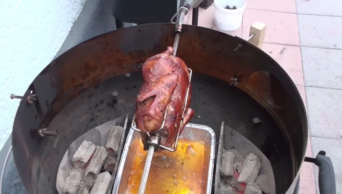 Nach 1,5 Stunden Deckel auf den Grill legen, weitere 40 Minuten grillen. 