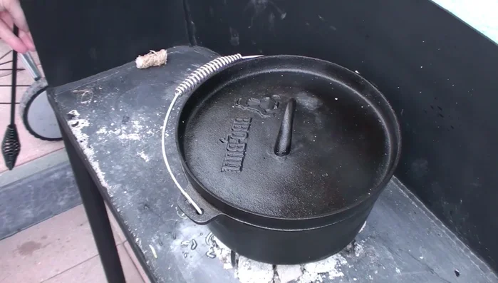 Deckel drauf, Kohlen oben drauf und weitere 10-15 Minuten grillen.