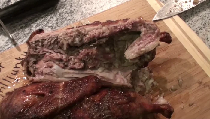 Ente vom Spieß nehmen und servieren. Kartoffelgratin dazugeben.