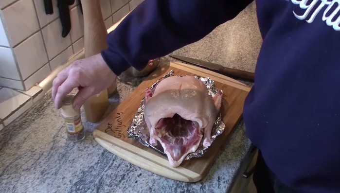 Speck und Zwiebeln klein würfeln. Ente mit Salz, Paprika und Pfeffer würzen. Die Ente mit Speck und Zwiebeln füllen. 