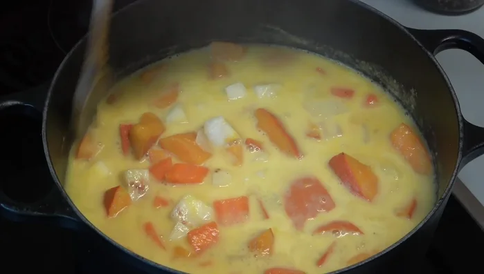 Suppe mit dem Pürierstab oder Mixer pürieren. Bei Bedarf Wasser hinzufügen, um die gewünschte Konsistenz zu erreichen.