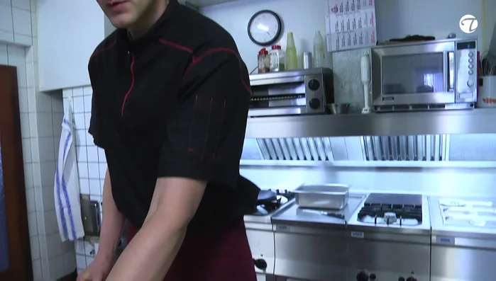 Wurzelgemüse zum Braten geben (136.48).