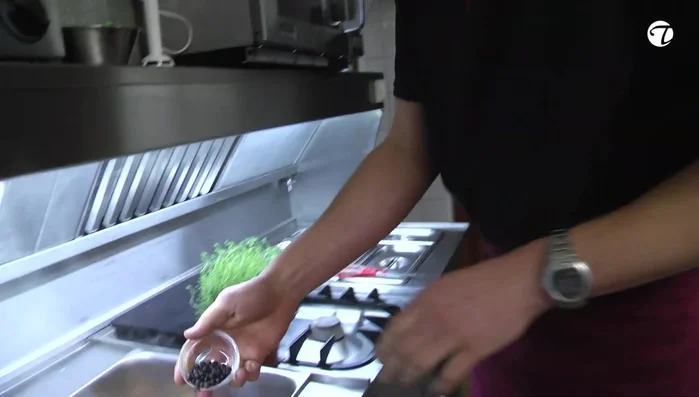 Alles in einen Bräter geben und bei 130-140 Grad Umluft ca. 2-3 Stunden braten (347.229).