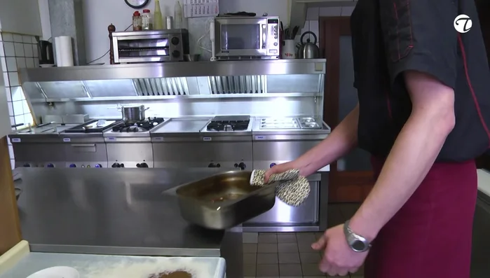 Den fertigen Hirschbraten in Scheiben schneiden und mit der Soße servieren (431.96).