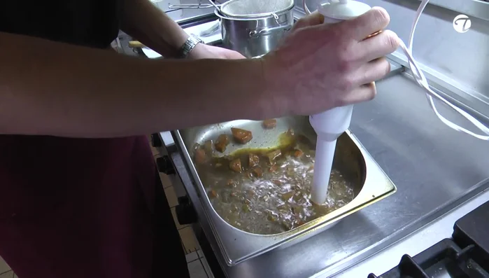 Für die Soße: Bratensatz vom Bräter mit einem Mixerstab lösen (444.43).