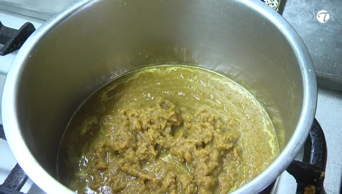 Bratensatz in einen Topf geben und erhitzen (490.01).