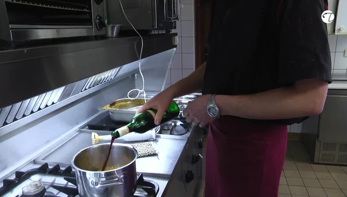 Rotwein, Puderzucker und Bitterschokolade hinzufügen, köcheln lassen bis der Alkohol verdampft ist (501.09).