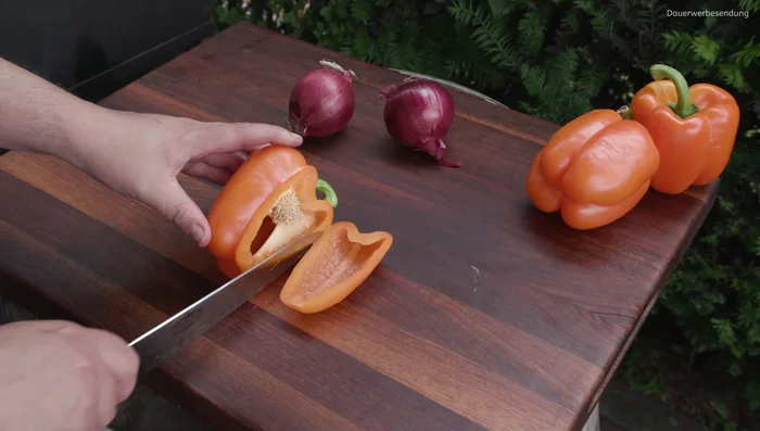Paprika in große Stücke schneiden (12.059).