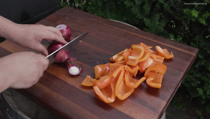 Zwiebeln schälen und in grobe Stücke schneiden (12.059).