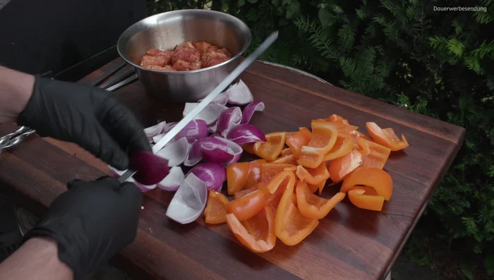 Hähnchen, Paprika und Zwiebeln abwechselnd auf die Spieße stecken (12.059).