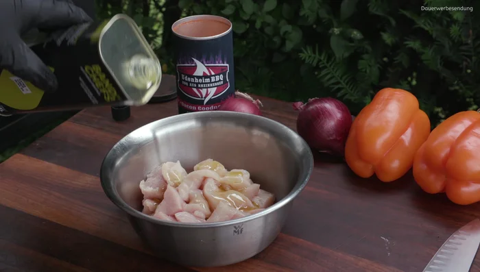 Hähnchenwürfel in einer Schale mit etwas Olivenöl vermengen (12.059).