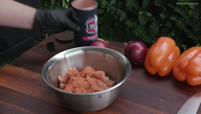 3 EL Bacon Goodness Rub hinzufügen und alles gut vermischen (12.059).