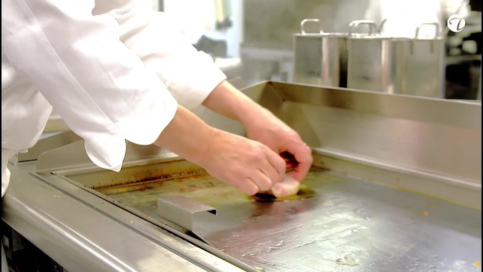 Fisch auf der Hautseite braten, dann wenden und kurz von der Seite braten.