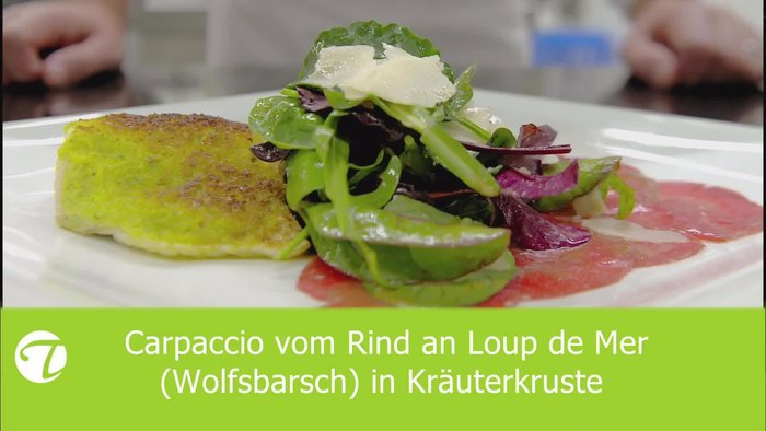 Carpaccio vom Rind vorbereiten: mit Salz und Pfeffer marinieren. Dunklen Balsamico und etwas Rotwein hinzufügen.