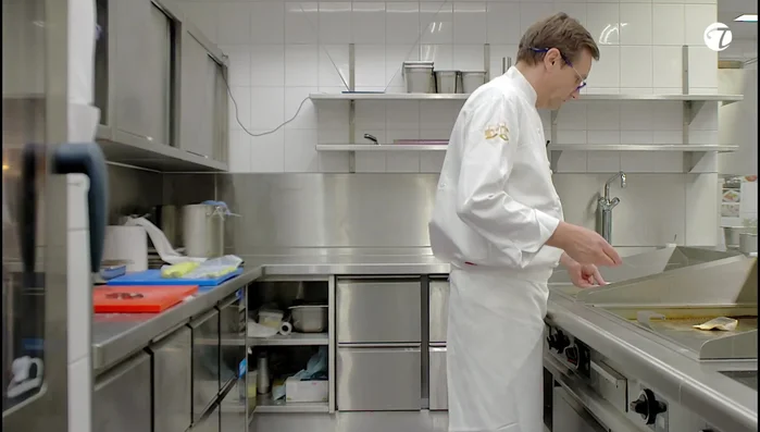 Fisch auf die Hautseite zurücklegen.