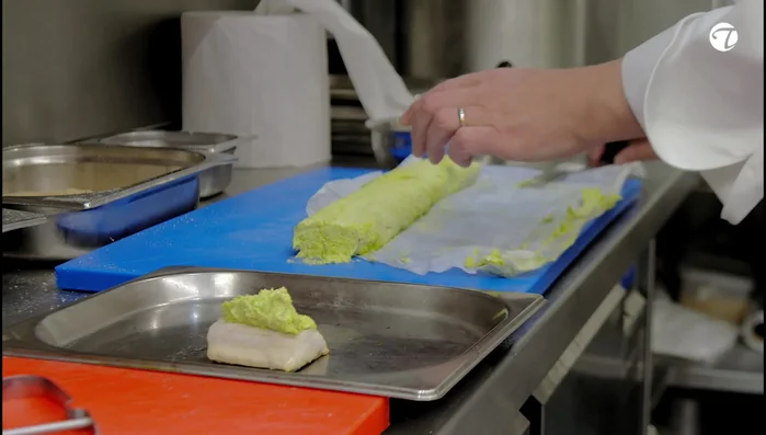 Kräuterkruste auf den Fisch streichen.