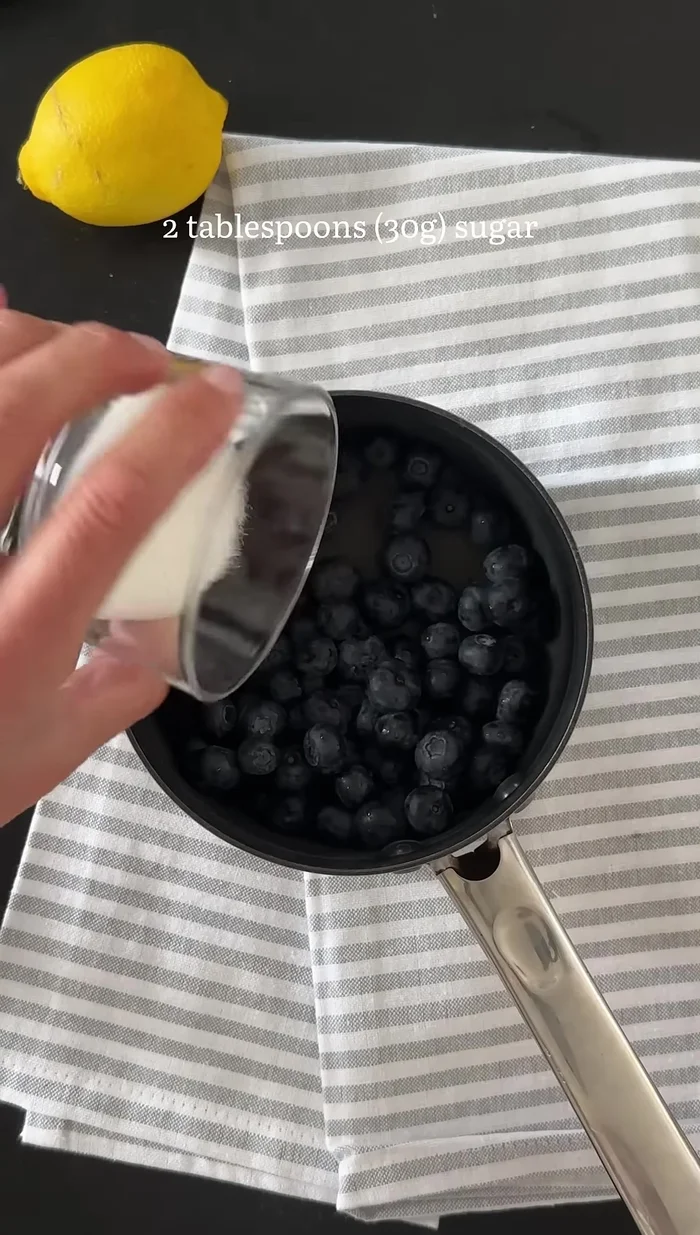 Blaubeeren, Zucker und Zitronensaft in einen Topf geben und 15-20 Minuten köcheln lassen, bis die Früchte weich sind und die Sauce eindickt. Abkühlen lassen.