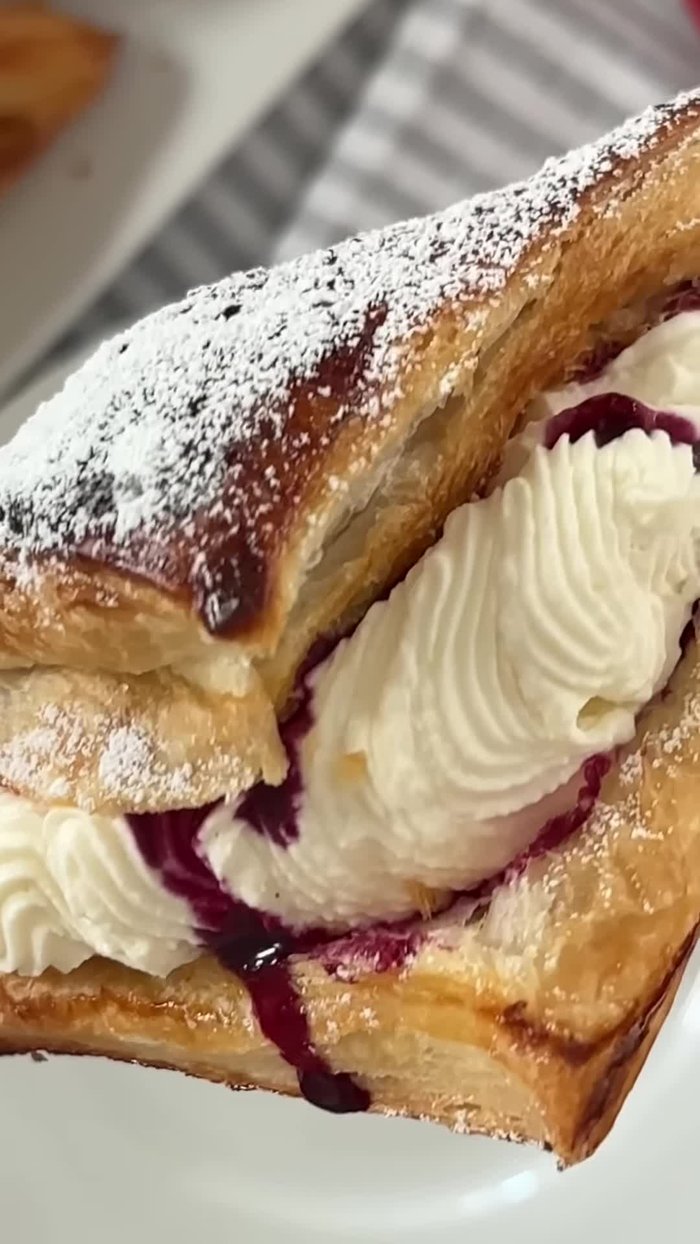 Blätterteig ausrollen, mit Zucker bestreuen, in Quadrate schneiden und zu Dreiecken falten. Den Rand leicht verschließen, damit er beim Backen nicht aufgeht.