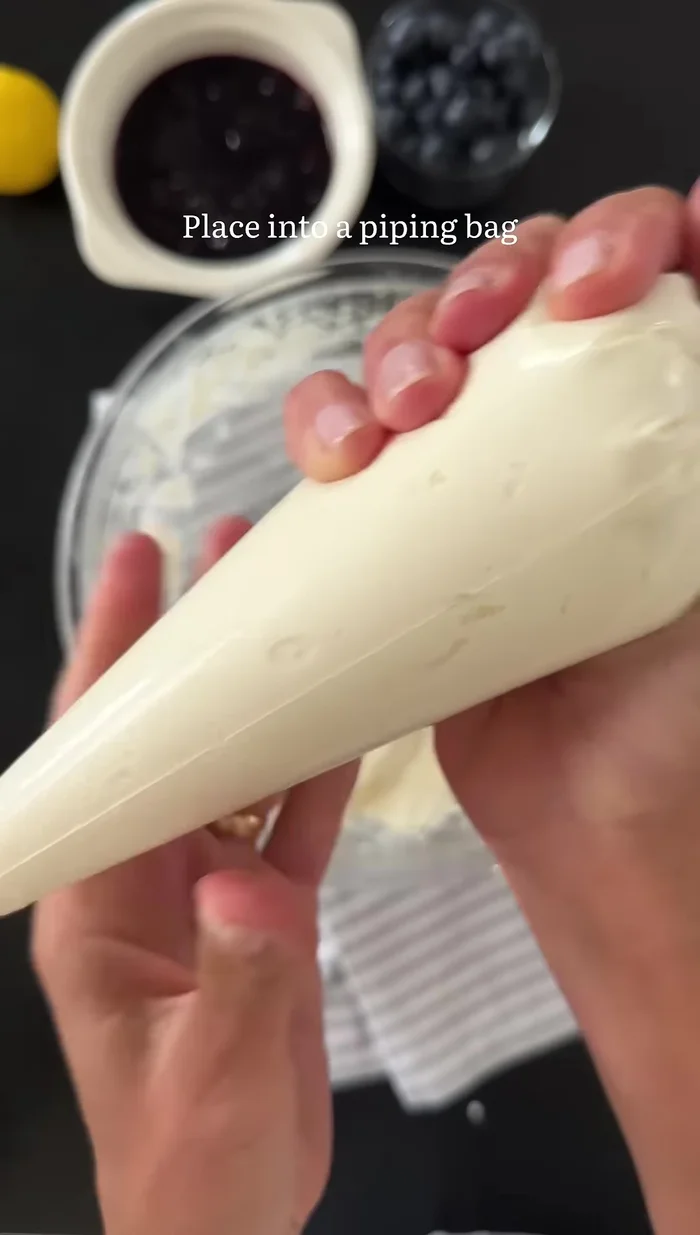 Mascarpone-Creme in einen Spritzbeutel füllen und bis zum Servieren kalt stellen.