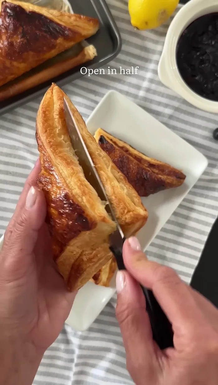 Gebäck mit einem scharfen Messer halbieren. Ober- und Unterseite mit Blaubeersauce bestreichen und mit Mascarpone-Creme füllen.