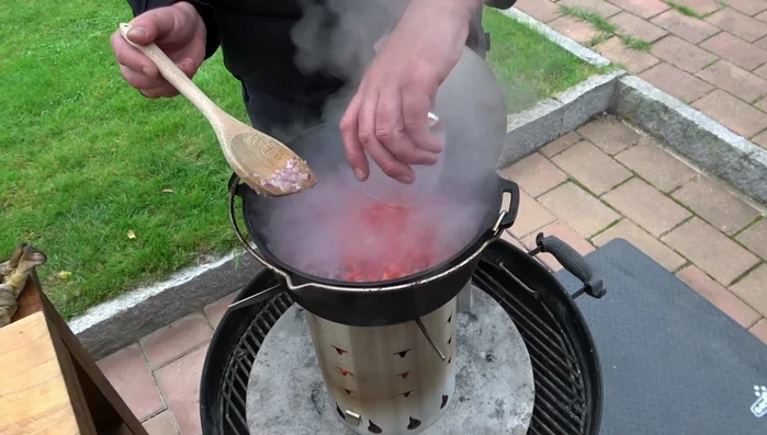 Paprika hinzufügen und kurz mitbraten. (175.17)