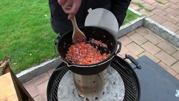 Alle Zutaten (außer Kidneybohnen) vermengen. (209.26)