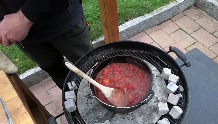 Mit Salz, Pfeffer, Kreuzkümmel und Cayennepfeffer würzen. (316.41)