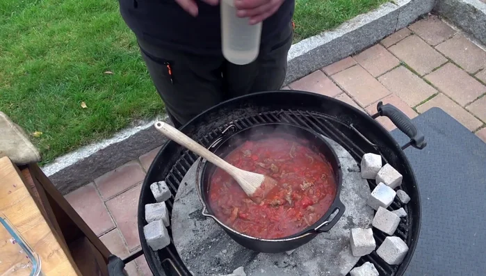 Bitterschokolade und Zimtstange hinzufügen. (337.06)