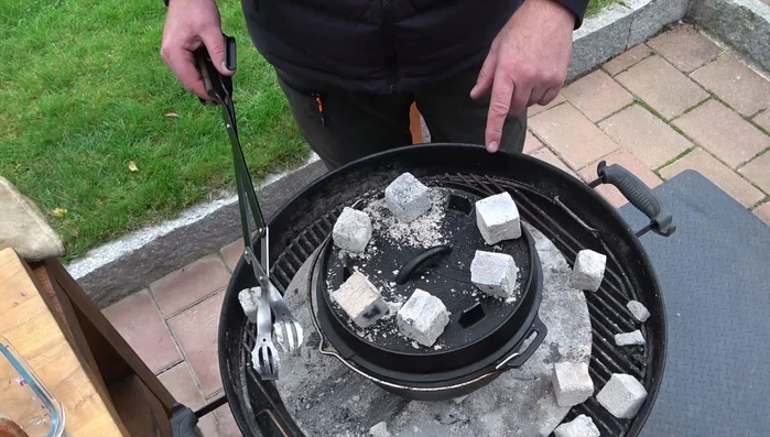 Alles gut vermischen, abdecken und ca. 90 Minuten köcheln lassen. (399.83)