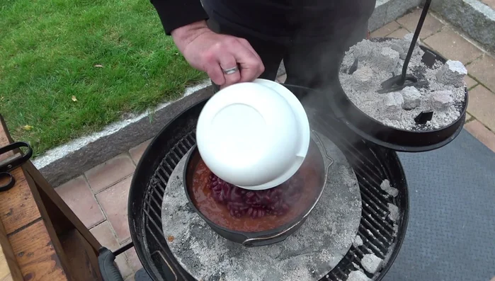 Kidneybohnen hinzufügen und weitere 30 Minuten köcheln lassen. (428.84)