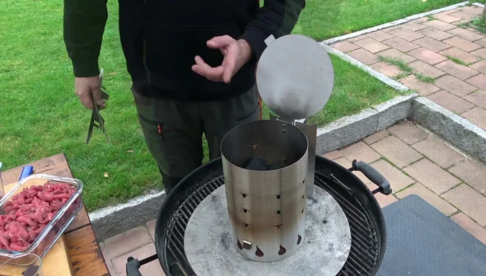 Holzkohle im Dutch Oven anfeuern. (87.03)