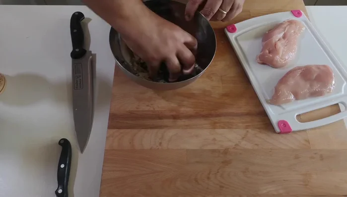 Hähnchenbrust mit der Füllung füllen und mit Zahnstochern verschließen.