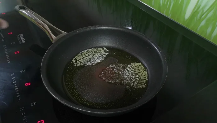 Hähnchenbrust von beiden Seiten in Butter anbraten.