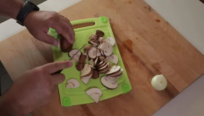 Champignons klein schneiden und in der gleichen Pfanne anbraten.