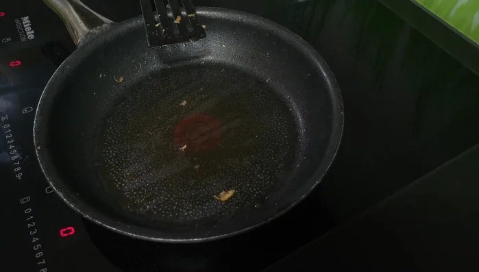 Zwiebeln fein hacken und in Butter andünsten.