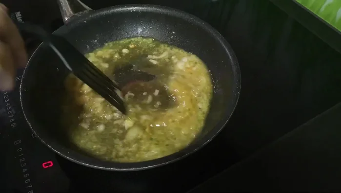 Zwiebeln mit Weißwein (optional) ablöschen und köcheln lassen.